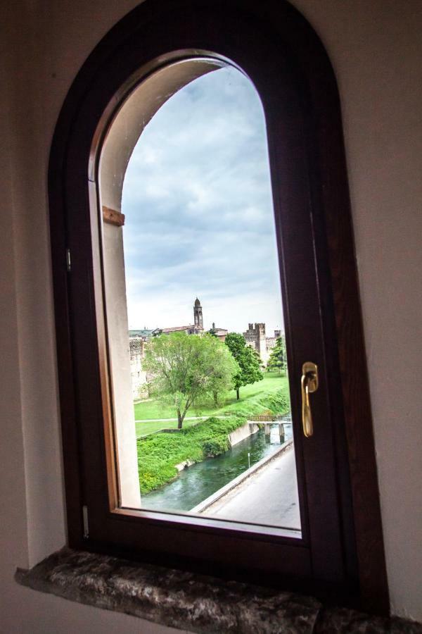 מלון סואבה La Finestra Sul Castello מראה חיצוני תמונה